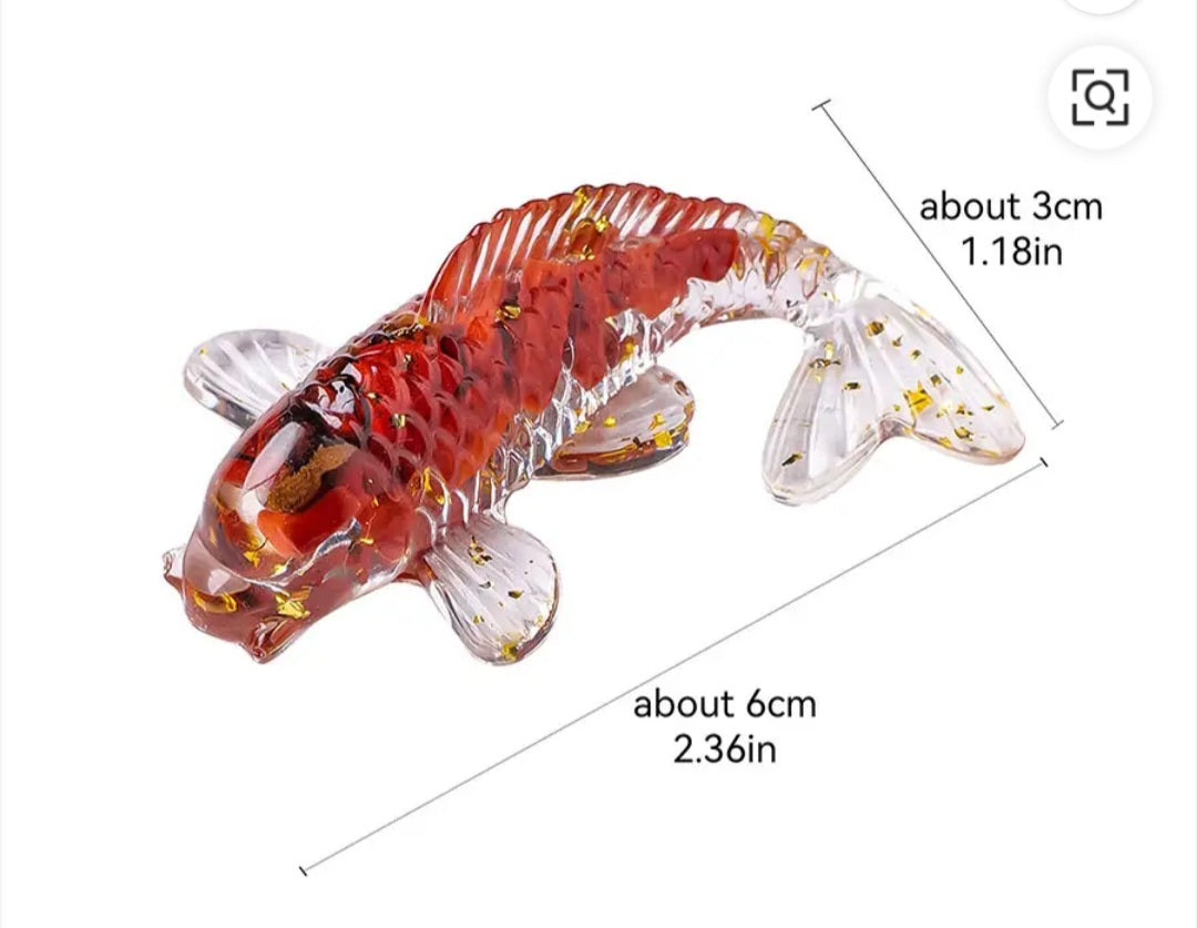 Mini poisson en résine orné de feuilles d'or et pierres naturelles d'Oeil de Tigre. Talismans de prospérité pour autel et méditation.