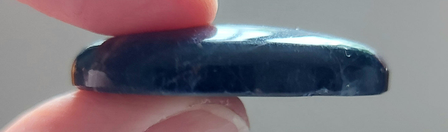 🌅 Médaillon des Marées Sauvages – Sodalite Coucher de Soleil (Grade A)