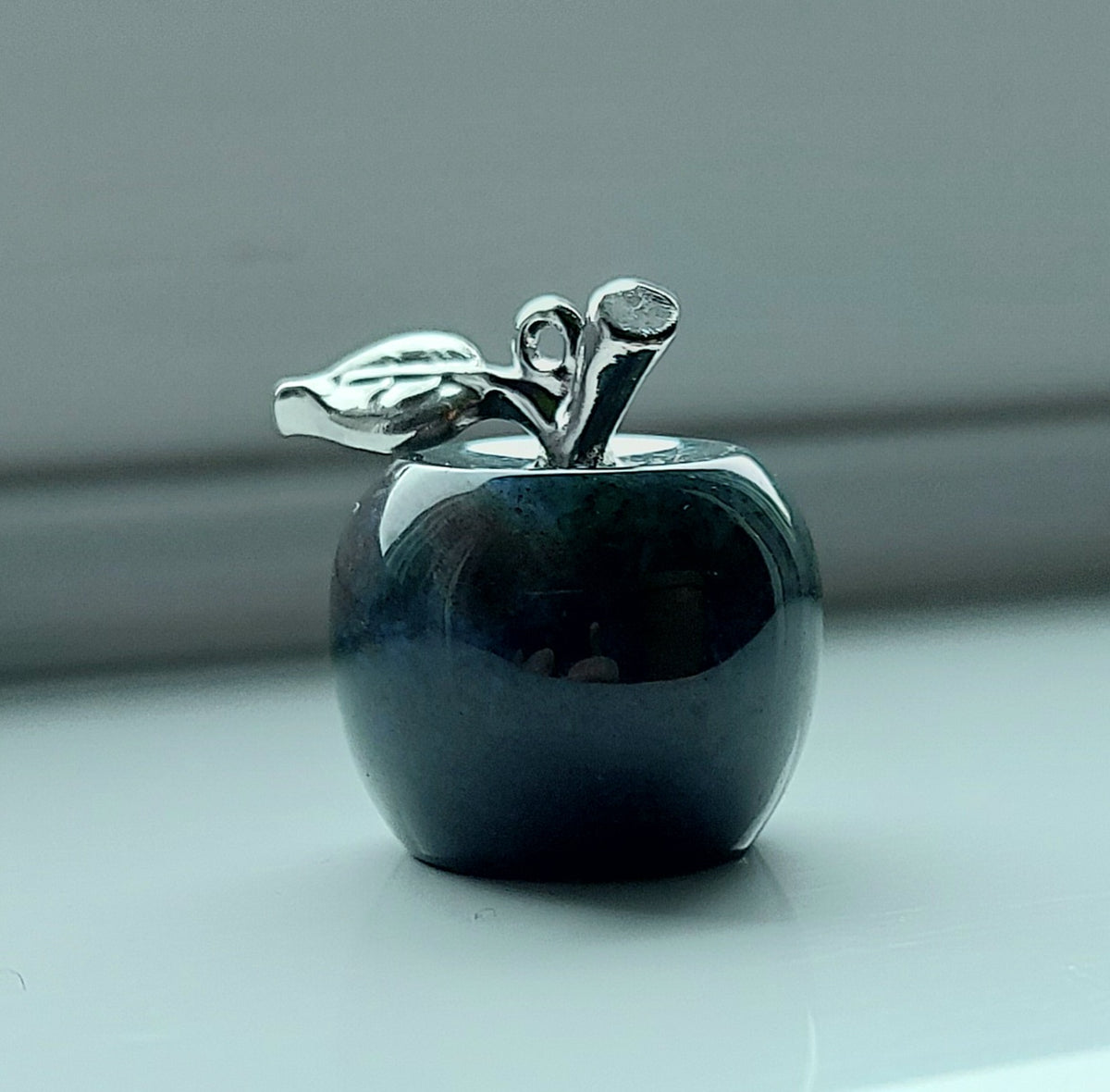 🍏 Les Pommes Sacrées – Pendentifs & Breloques en Pierres Naturelles