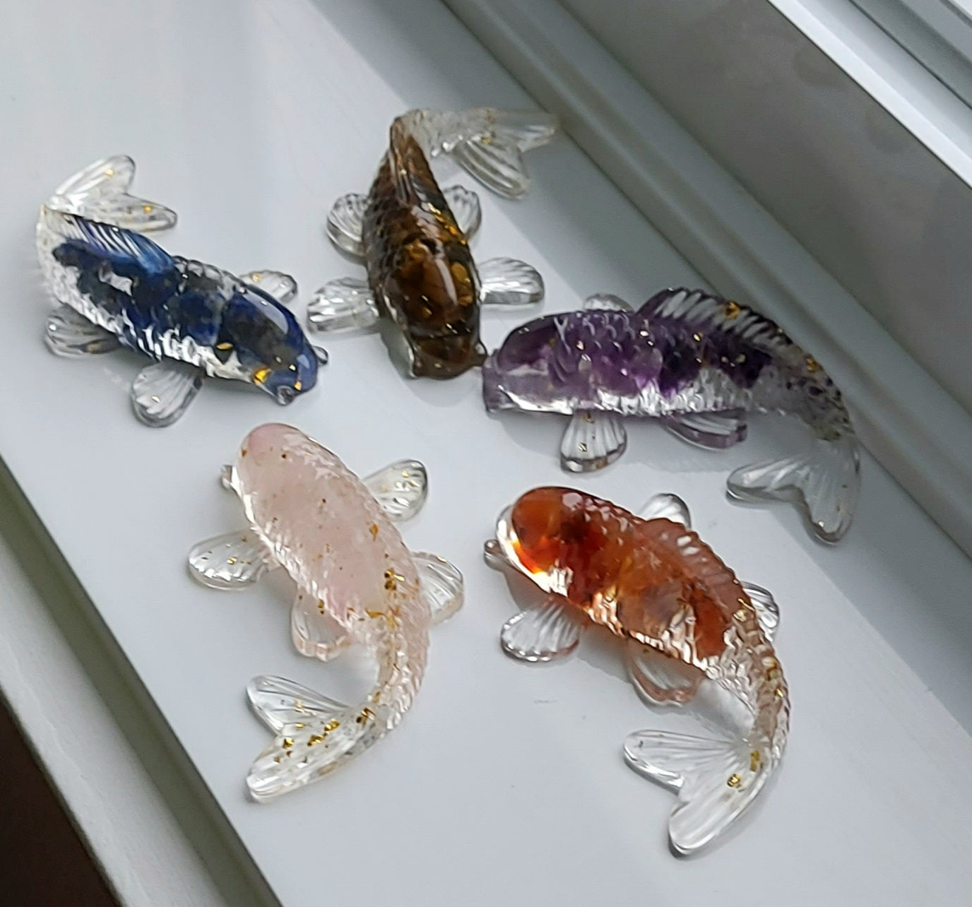 Mini poisson en résine orné de feuilles d'or et pierres naturelles, talisman de prospérité pour autel et méditation