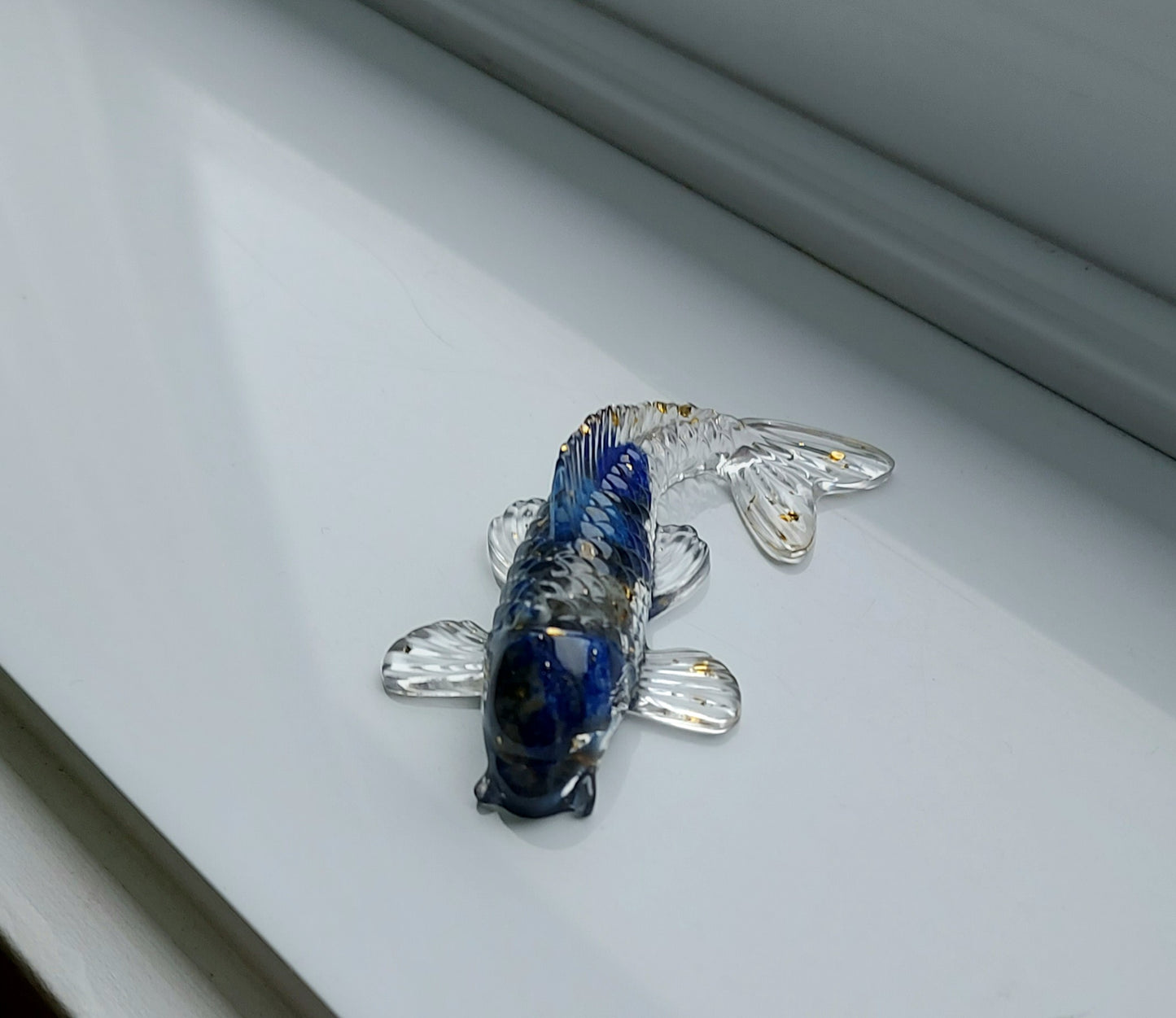 Mini poisson en résine orné de feuilles d'or et pierres naturelles de Lapis-Lazuli. Talisman de prospérité pour autel et méditation