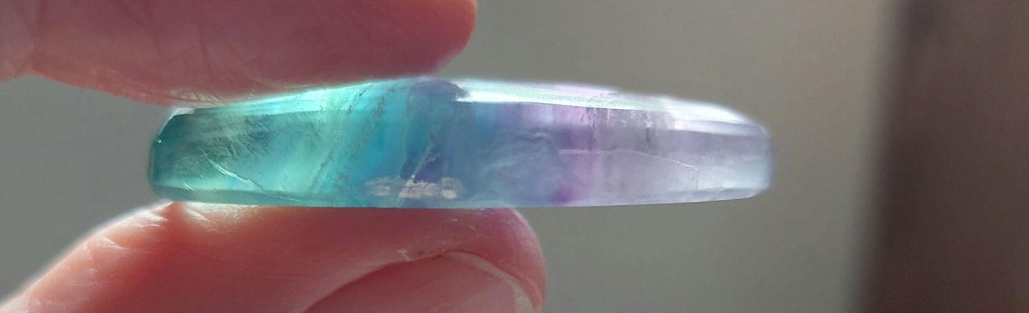 🌈 Ovale des Glaces Éternelles – Fluorite Arc-en-Ciel (Grade AA)