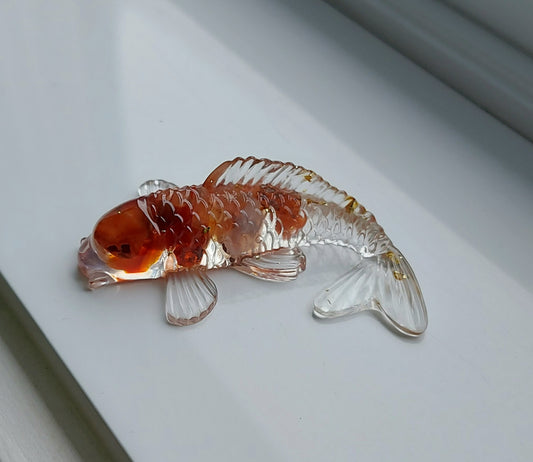 Mini poisson en résine orné de feuilles d'or et pierres naturelles de Cornaline. Talisman de prospérité pour autel et méditation
