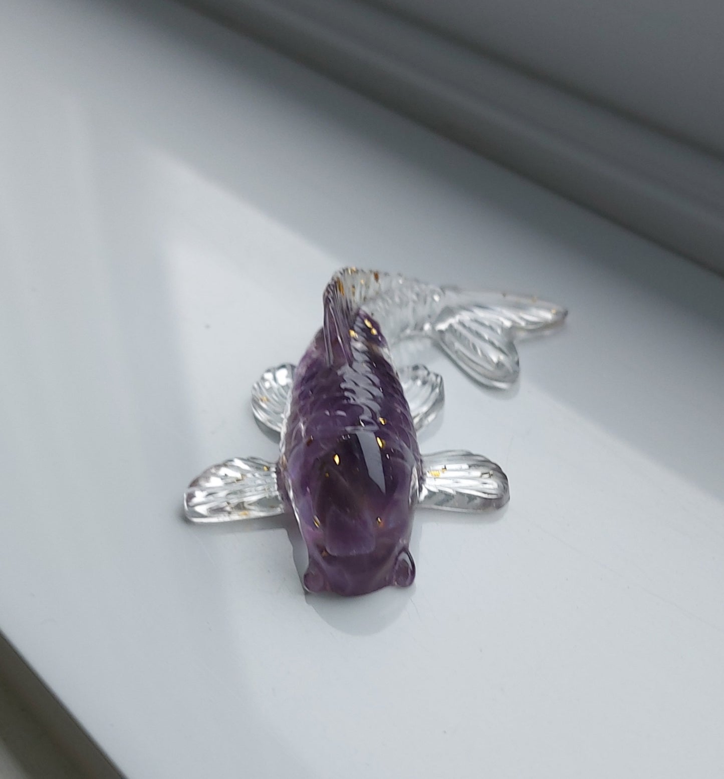 Mini poisson en résine orné de feuilles d'or et pierres naturelles d'Améthyste. Talisman de prospérité pour autel et méditation.