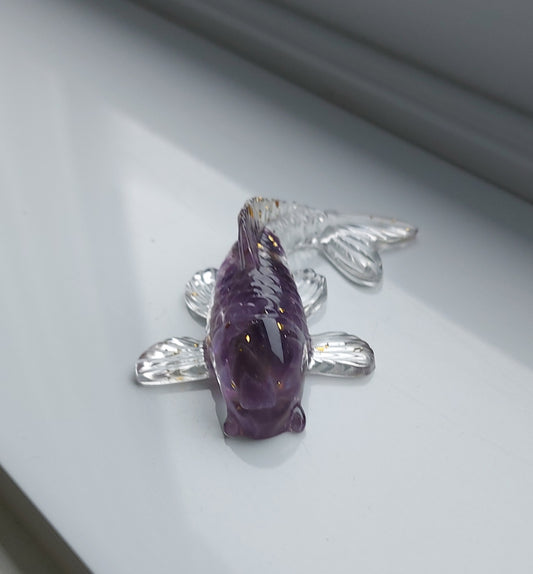 Mini poisson en résine orné de feuilles d'or et pierres naturelles d'Améthyste. Talisman de prospérité pour autel et méditation.